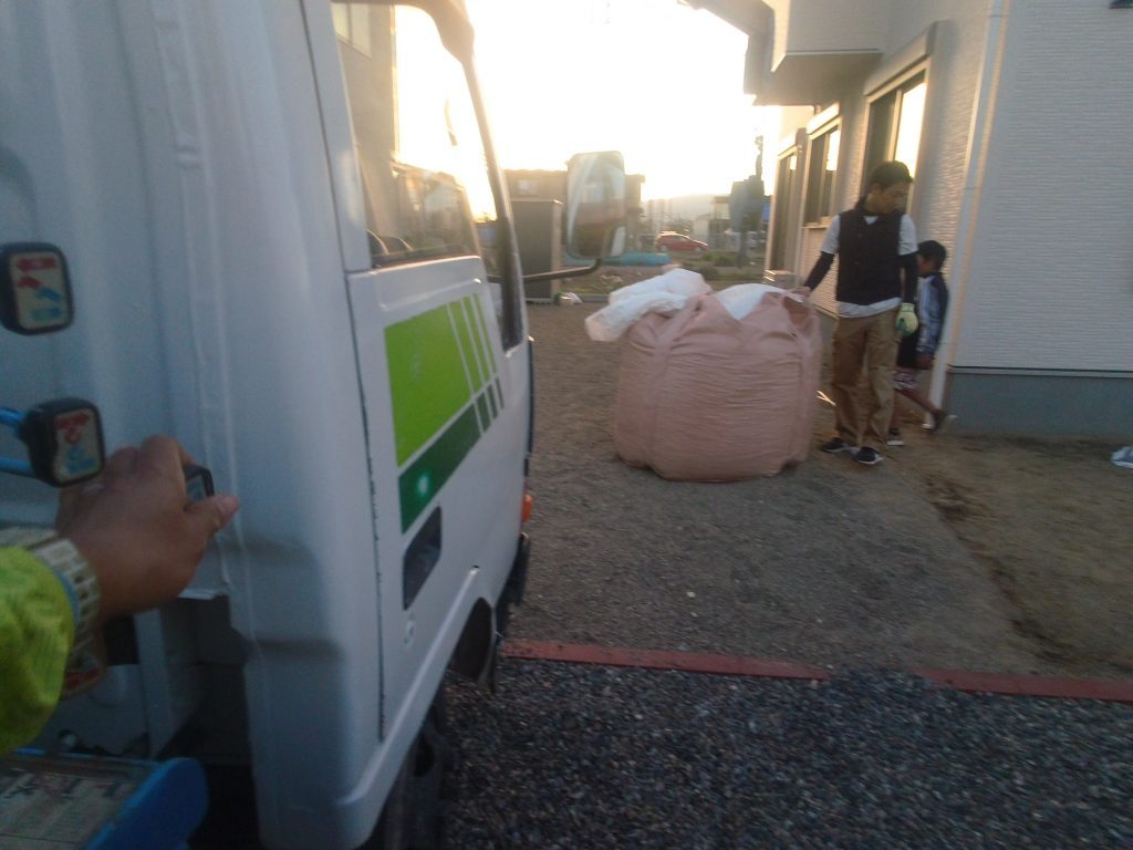 建物周りにホワイトグレー砂利をお子さんと一緒に敷かれるそうです