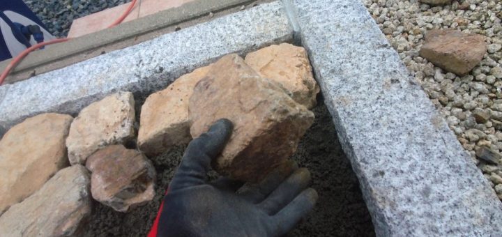 ガーデニング初心者の方必見！割栗石の敷き方を紹介します。