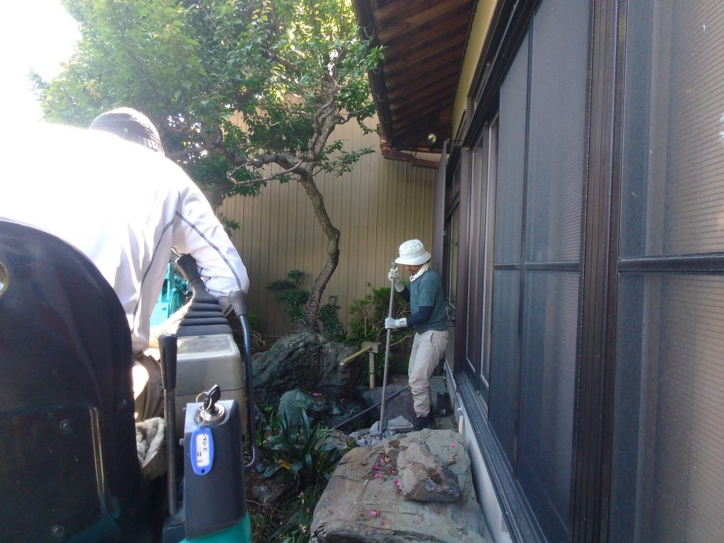 無理をしなくても大丈夫|少しの力で庭石を移動させるコツとは? 4 バール(鉄の棒)で、庭石を少しずつ動かしてます