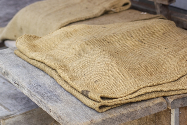 無理をしなくても大丈夫|少しの力で庭石を移動させるコツとは? 5 丈夫な麻袋に庭石を載せる