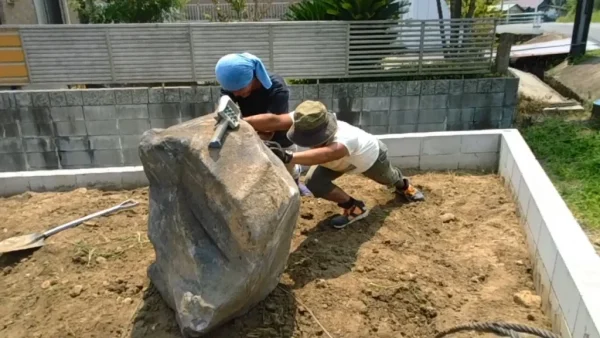 無理をしなくても大丈夫|少しの力で庭石を移動させるコツとは? 1 人力で庭石を動かす