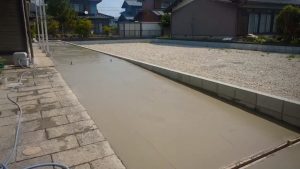 土間コンクリート打設と庭石の積み込み 5 土間コンクリート打設終了。あとは、コテ押さえから刷毛引き