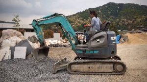 土間コンクリート打設と庭石の積み込み 9 0.1ユンボで操作の自主練習