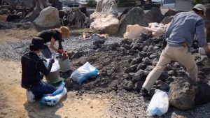 土間コンクリート打設と庭石の積み込み 8 土間コン打設メンバーが、なぜか石の袋つめをやってるw