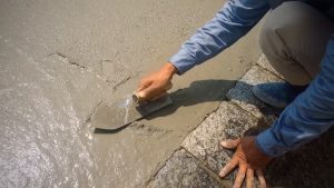 土間コンクリート打設と庭石の積み込み 4 コテで綺麗に慣らしていきます