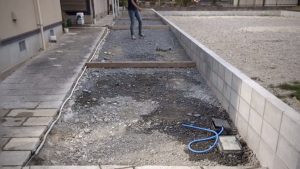 土間コンクリート打設と庭石の積み込み 1 メッシュを敷いて、土間コン打設準備OK