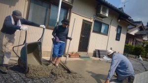 土間コンクリート打設と庭石の積み込み 2 滋賀県から、助っ人としてウチのお客さんの庭師と連れの左官屋さんが来てくれました