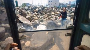 土間コンクリート打設と庭石の積み込み 6 お客さんのトラックに庭石の積み込みなんて久々ですわ