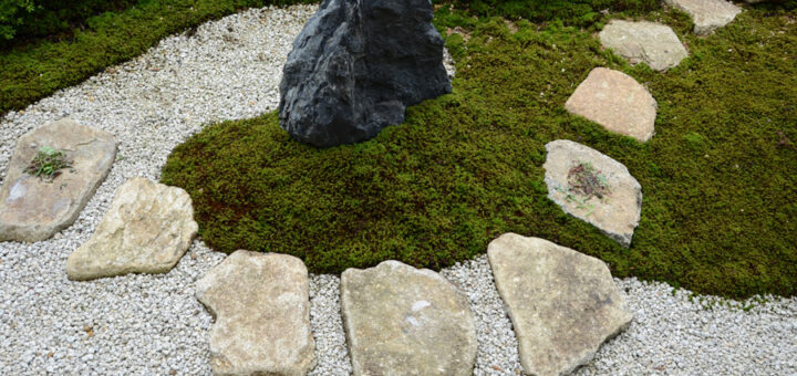 庭造りにこだわりたい方必見｜飛び石とは何か解説します！