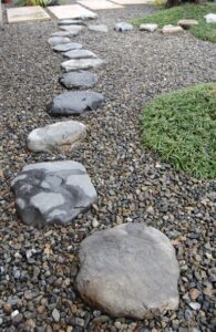 飛び石の直径が、30-40cmくらいの大きさが、住宅の庭に対する大きさや経済的なことも考えるとおススメ