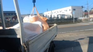 2tクレーンで荷下ろし