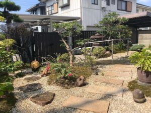 敷石と飛石のアプローチ