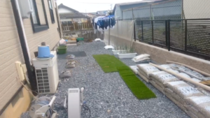 砕石を敷いて穴埋めして、全体がフラットになりました