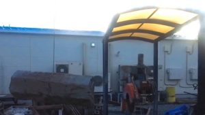 六方石を切断機に設置します