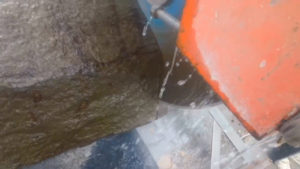 石を切断機で切ります。