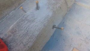 セリ矢を穴に入れます