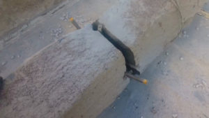 硬い石なので、割と簡単に割れます