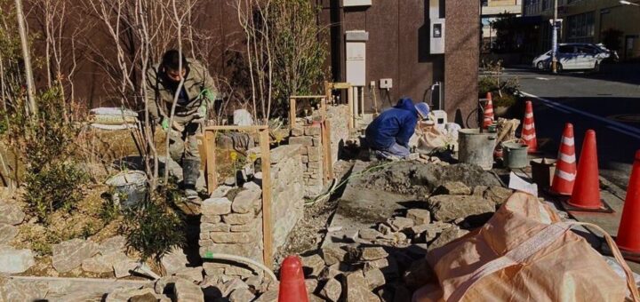 @grove__green.smiles REPOST！ #小端積み するため、#気良石 の#小端 をお買い上げいただきました。 天端に近づいて来て、思うような形状の石が無くなったようで、先日、追加の石を選んで取りに行きたいというご連絡。 あと一息ですね！ #エクステリア #ガーデニング #外構 #緑のある暮らし #diy男子 #緑のあるくらし #庭のある暮らし #庭作り #庭師 #庭仕事 #庭石 #庭石販売 #庭石通販 #庭石のあるくらし #揖斐川庭石センター