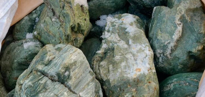 #入荷情報 #伊予青石 200-300mm 緑の縞模様が美しい、伊予青石の玉石が入荷しました。 ちょっとした#坪庭 の#景石 とか、#花壇 の#土留め石 なんかに使われると良いのではないでしょうか？ #エクステリア #ガーデニング #外構 #diy女子 #緑のある暮らし #中庭 #diy男子 #ガーデニング初心者 #庭diy #緑のあるくらし #庭のある暮らし #庭作り #庭いじり #庭師 #庭仕事 #庭石 #庭石販売 #庭石通販 #庭石のあるくらし #揖斐川庭石センター