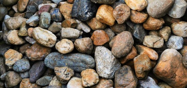 #商品紹介 #淡路ごろた石 淡路島で採取された、#ごろた石 です。 全体的に茶系の色付きですが、一個一個見ると、赤や白、グレーっぽい石も混じっています。 全体が丸みを帯びており、優しい感じを受ける印象です。 サイズは、60-100mmで、使いやすいサイズとなってます。 #エクステリア #ガーデニング #外構 #diy女子 #緑のある暮らし #中庭 #diy男子 #ガーデニング初心者 #庭diy #緑のあるくらし #庭のある暮らし #庭作り #庭いじり #庭師 #庭仕事 #庭石 #庭石販売 #庭石通販 #庭石のあるくらし #揖斐川庭石センター