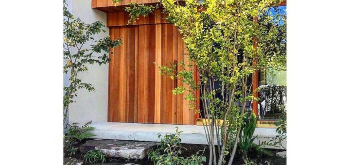 @0424ton REPOST！ 前から、ウチのアカウントを見てもらってたようで、たまたま、建築・#ga設計事務所 @naototamaki さん、造園・#緑結 @rokuyui で、住宅を作られていて、お庭の打ち合わせの際に、ウチの弟ということが分かったという経緯がありました。 元々は、コンクリートで階段という設計だったそうですが、#鉄平石 で階段をしたいという強い思いがあって、その結果、とても素敵なファサードとなりました！ こういうご縁は、嬉しいですね。 #鉄平石階段 #庭石 #庭石販売 #庭石通販 #外構 #造園