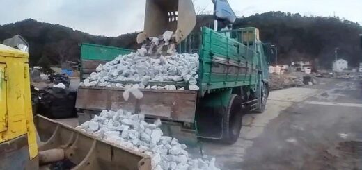 #入荷しました #スノーロック 弊社で扱っている石で、白色が一番濃い石です。 サイズは50-150mm #エクステリア #ガーデニング #外構 #diy女子 #緑のある暮らし #中庭 #diy男子 #ガーデニング初心者 #庭diy #緑のあるくらし #庭のある暮らし #庭作り #庭いじり #庭師 #庭仕事 #庭石 #庭石販売 #庭石通販 #庭石のあるくらし #揖斐川庭石センター