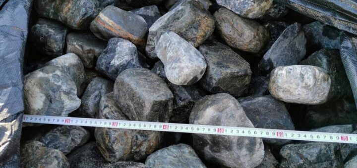 #入荷しました #揖斐黒ごろた石延段 川石で黒系の面のあるものを選別した石です。 #園路 の#延段 にはもってこいの素材です。 #庭師 #造園 #アプローチ #和風の庭 #露地 #茶庭 #庭石 #庭石販売 #庭石通販 #揖斐川庭石センター