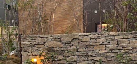 @grove__green.smiles repost！ #気良石 小端をお買い上げいただいた、#grove さんの#石積み が完成したようです。 とても味のある雰囲気を醸し出しています。 渋いな〜。 #エクステリア #外構 #緑のある暮らし #中庭 #緑のあるくらし #庭のある暮らし #庭作り #庭いじり #庭師 #庭仕事 #庭石 #庭石販売 #庭石通販 #庭石のあるくらし #揖斐川庭石センター