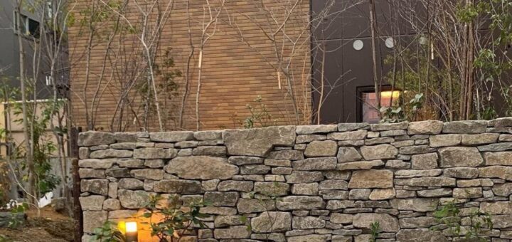 @grove__green.smiles repost！ #気良石 小端をお買い上げいただいた、#grove さんの#石積み が完成したようです。 とても味のある雰囲気を醸し出しています。 渋いな〜。 #エクステリア #外構 #緑のある暮らし #中庭 #緑のあるくらし #庭のある暮らし #庭作り #庭いじり #庭師 #庭仕事 #庭石 #庭石販売 #庭石通販 #庭石のあるくらし #揖斐川庭石センター