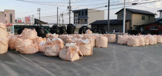 出荷待ちの石の入ったフレコンがどんどん増えていく。どんだけの数のフレコンあるんや!