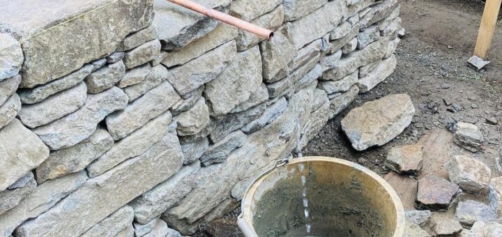 埼玉県の庭師、ガーデンソト さんが、弊社取り扱い石材、気良石をお買い上げ頂き、小端積 で壁泉を手掛けられています