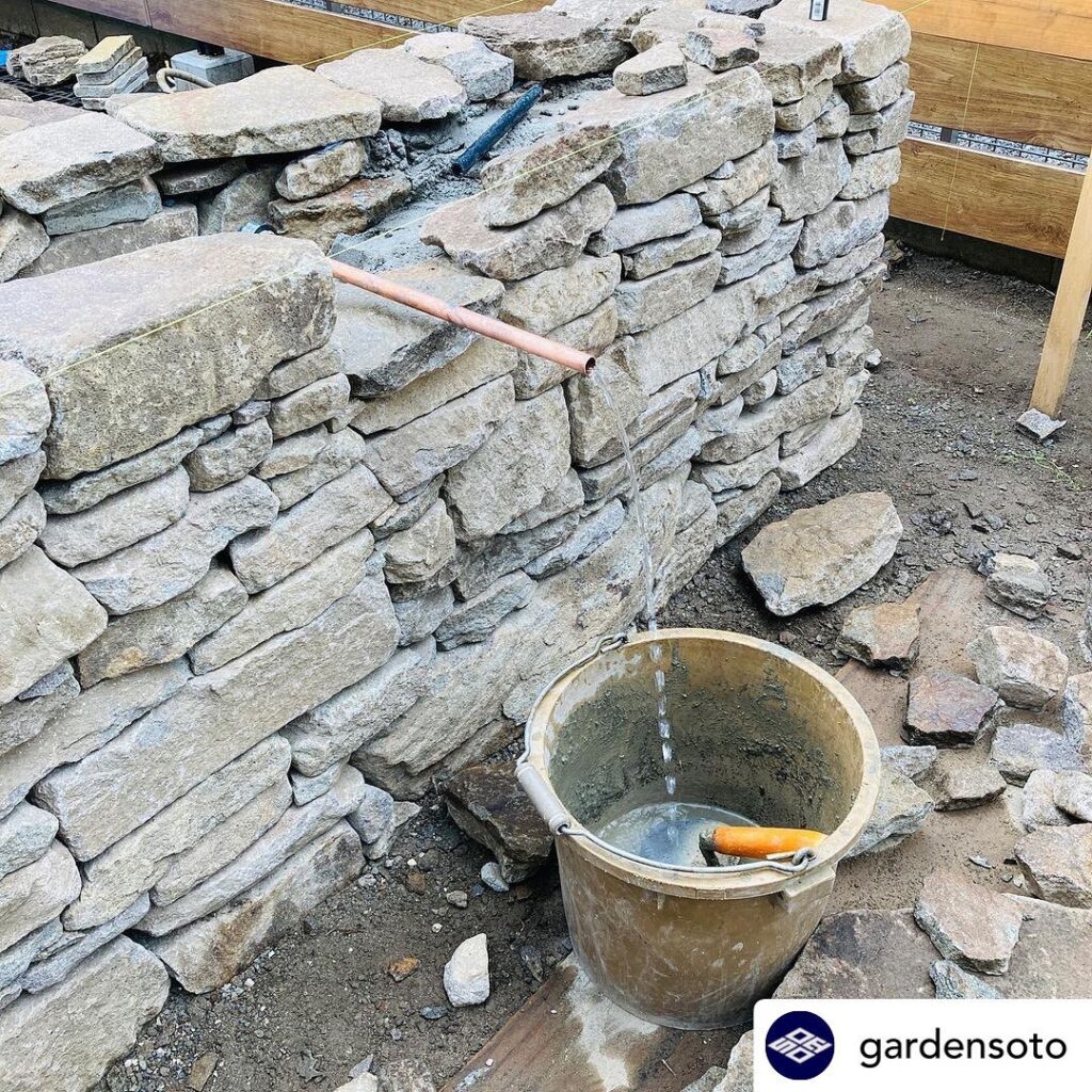 埼玉県の庭師、ガーデンソト さんが、弊社取り扱い石材、気良石をお買い上げ頂き、小端積 で壁泉を手掛けられています 1 気良石の小端積み