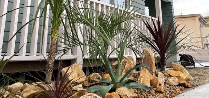 ご主人と奥さん2人でご来店。 デットスペースになっていたところを、弊社商品、ブラウンマーブルロック、マーブルブラウンクラッシュ をお買い上げ頂き