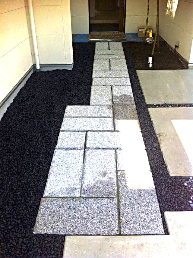 庭造りで石を取り入れたいとお考えの方はいらっしゃいませんか?石積みについて解説します 3 御影石の石畳