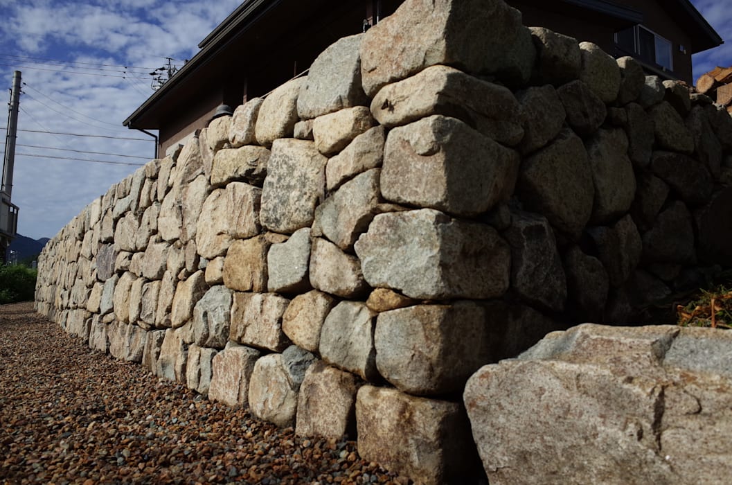 庭造りで石を取り入れたいとお考えの方はいらっしゃいませんか?石積みについて解説します 4 和良石の石積み