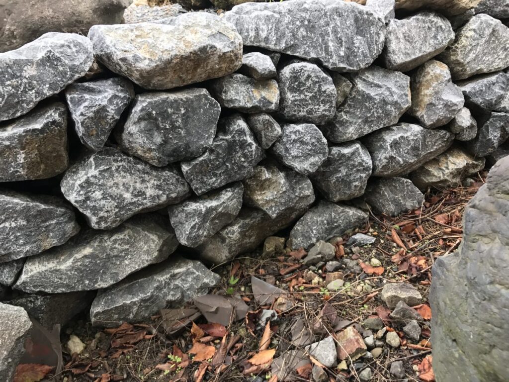 庭造りで石を取り入れたいとお考えの方はいらっしゃいませんか?石積みについて解説します 1 空積みの石積み