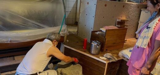 伊予青石の踏石据付の作業風景です