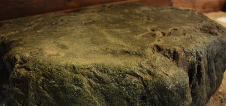 覚悟の沓踏石  新しい一歩一段を踏みしめる。