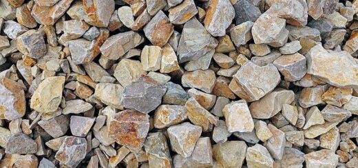 庭石入荷情報  サビグレーロックは、黒グレー系の石ですが、鉄分が多く含まれているため、表面にサビが出ています