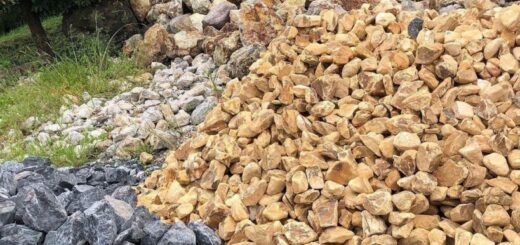 マーブルブラウンロック をお買い上げ頂きました。  玄関脇の一角を、ロックガーデン