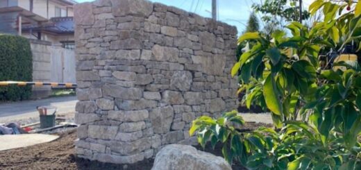 28laboさんが、気良石 小端をお買い上げ頂き、小端積み門柱を製作されました。