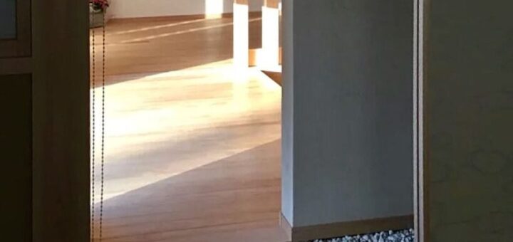 室内に伊予青石の飛石を据え付ける