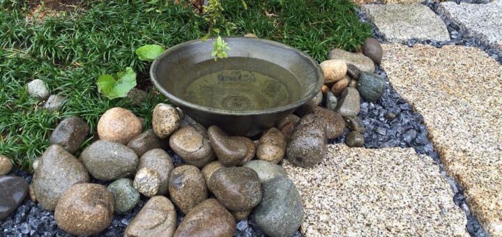焼物の水鉢の周りに、天然ごろた石