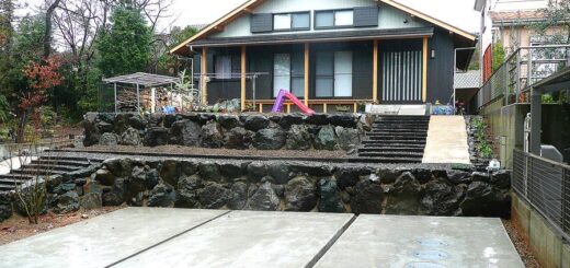 山小屋風の家に揖斐石石積み