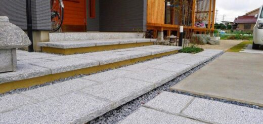 御影石板石の階段アプローチ