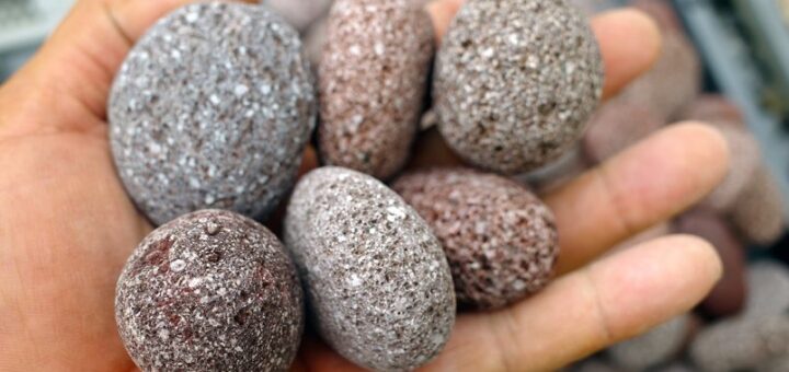 ポーラスペブル赤 30-50mm