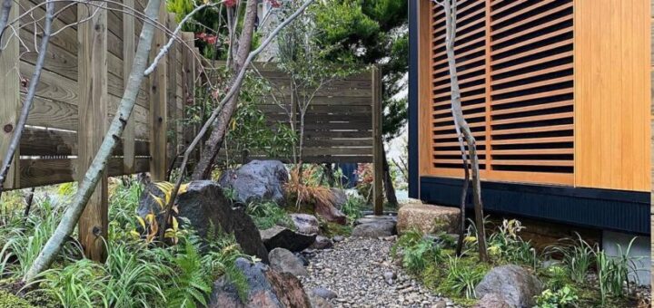 雑木の庭の中にある鉄平石のアプローチ