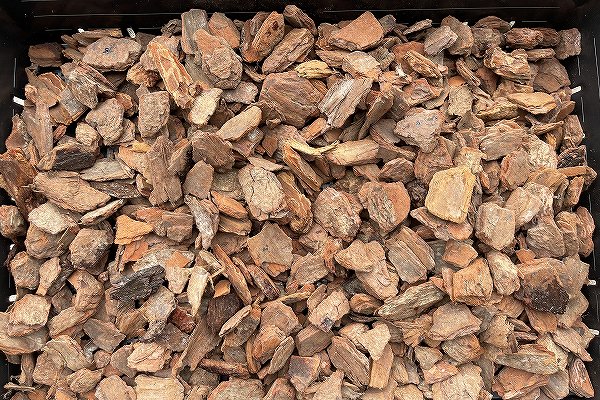 安い雑草対策はDIYで。ダイソー&カインズの神コスパ術10選 5 ウッドチップ