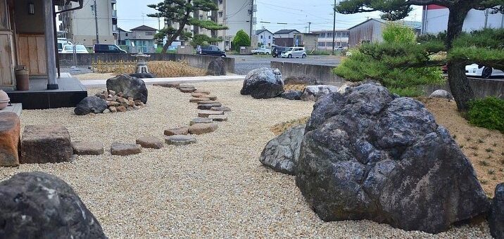 ひと昔前には、このような和風デザインのお庭 がよく作られていました。