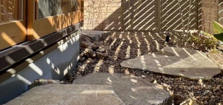 鉄平石大判と岐阜石割栗石の組み合わせ